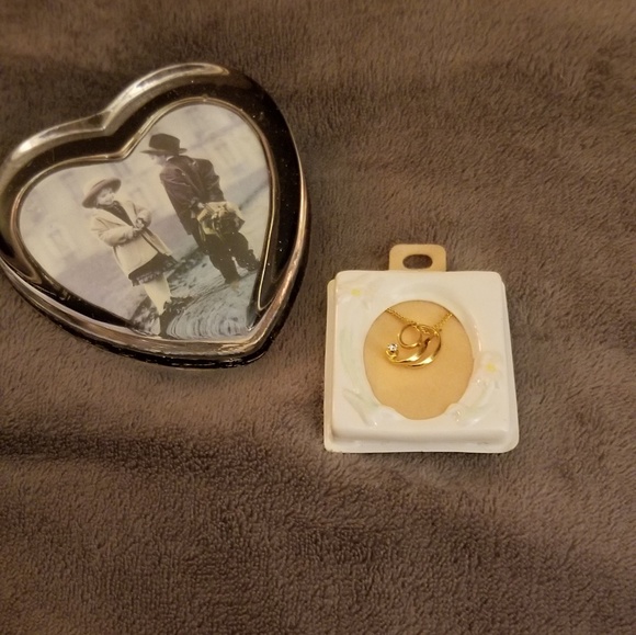 3/$20 Nwt girls necklace with initial D - Picture 2 of 2